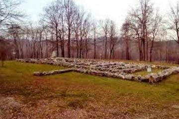"land art" - opera di Lidia Masala, tutta in pietra realizzata con la tecnica dei muretti a secco, nata da un progetto di riqualificazione.