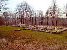 "land art" - opera di Lidia Masala, tutta in pietra realizzata con la tecnica dei muretti a secco, nata da un progetto di riqualificazione.